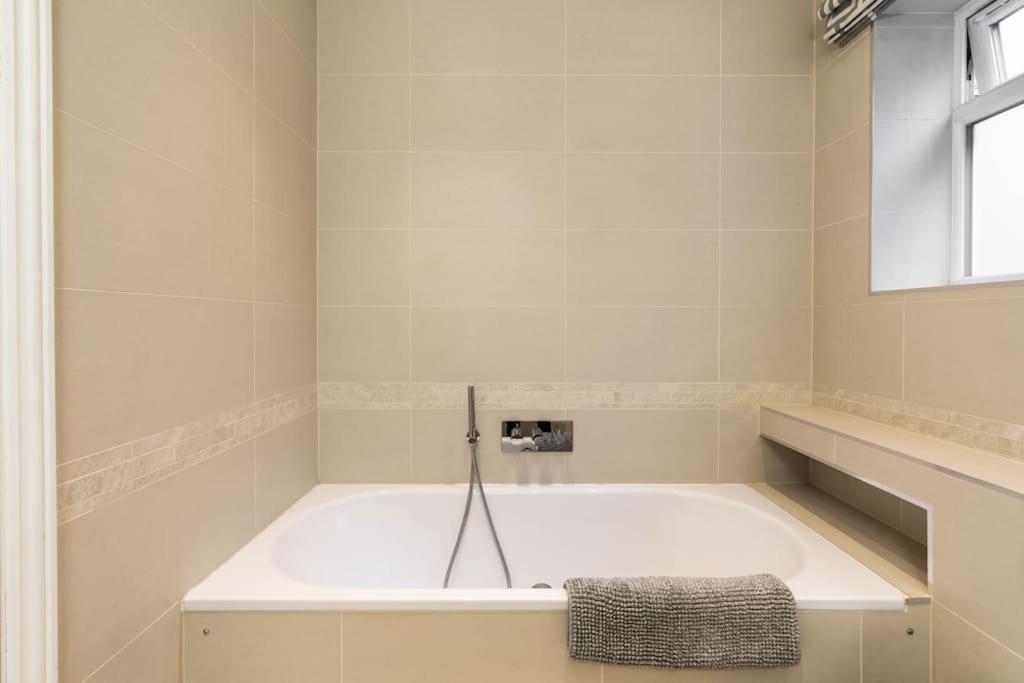 Spacious 2-bed Flat, Private Patio & Close To Park Appartement Londres